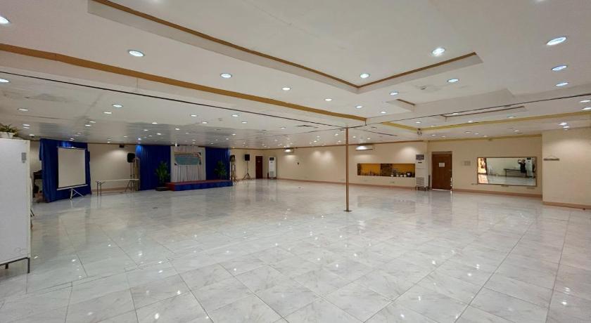 Curv Hotels minutes to Airport- Malls - image 4