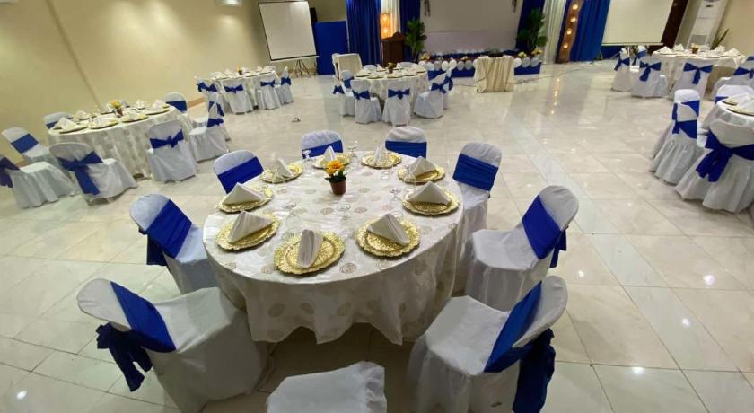 Curv Hotels minutes to Airport- Malls - image 10