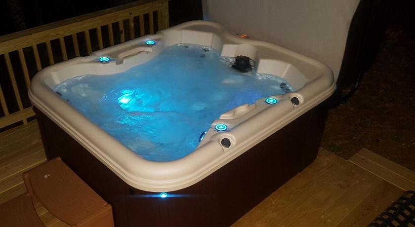 Appalachian Cabin- Trout Stream Firepit Hot Tub