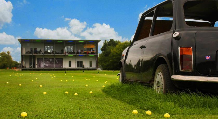an old truck is parked in a field, Strandgrun Golf- & Spa Resort in Timmendorfer Strand