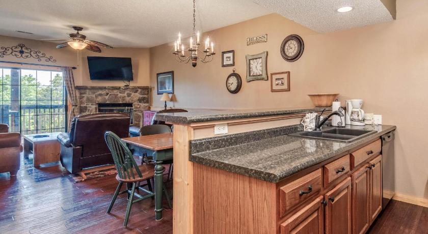 Branson 1BR Village At Indian Point 902 near SDC Free Tickets Daily up to 500 Value 3-Star Accommodation room