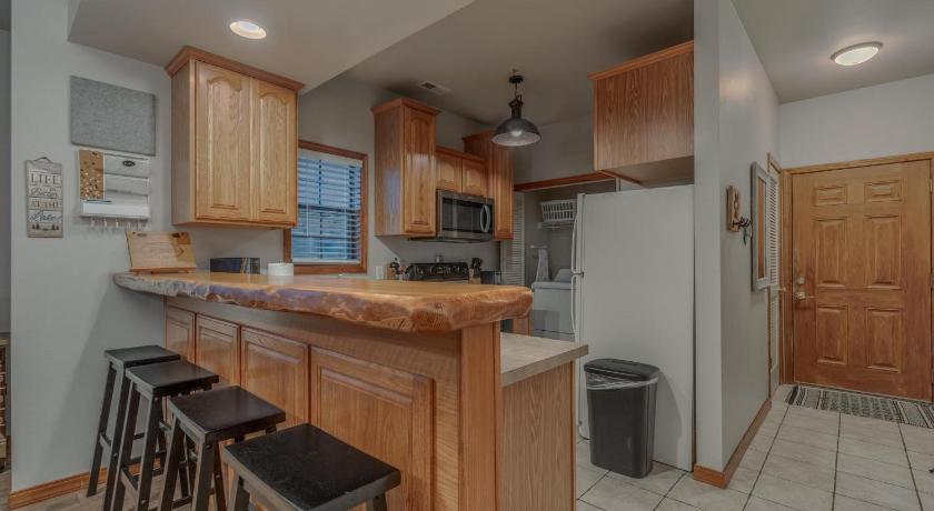 Branson 1BR Village At Indian Point 604 near SDC Free Tickets Daily up to 500 Value 3-Star Accommodation restaurant