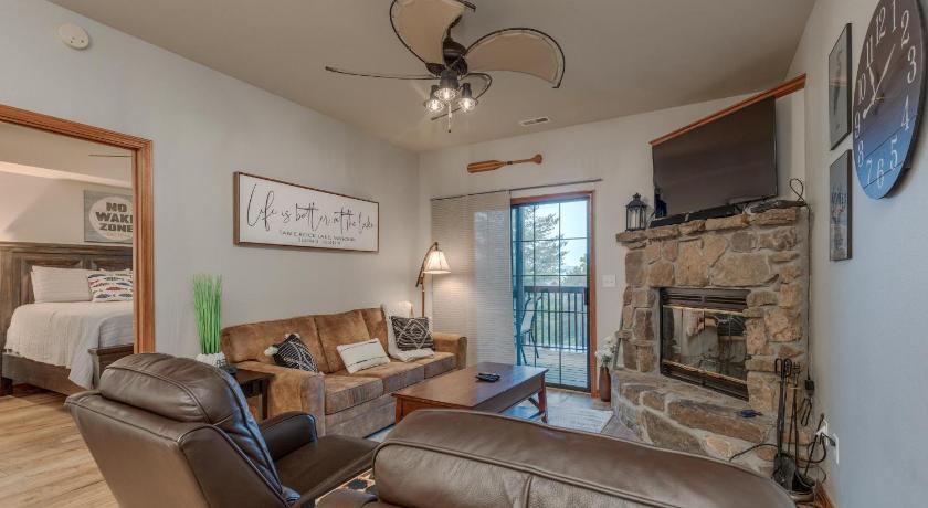 Branson 1BR Village At Indian Point 604 near SDC Free Tickets Daily up to 500 Value 3-Star Accommodation suite