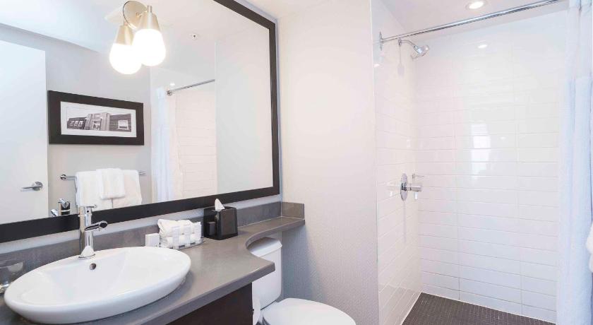 Image of Jacuzzi Suite, 1 King Bed, Kitchenette 2