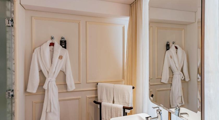 Image of Deluxe Corner Room, 1 King Size Bed, City View 2