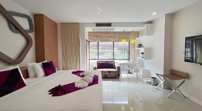 Image of Deluxe King Room 0