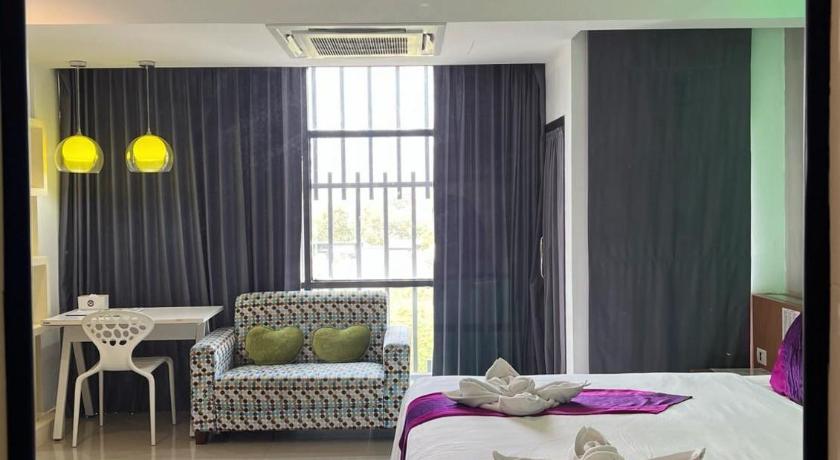 Image of Deluxe King Room 4