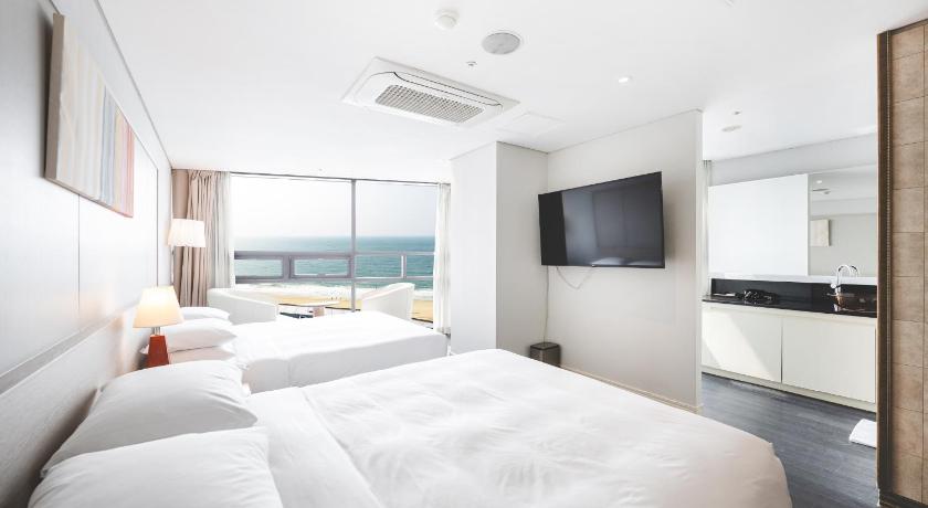 Image of Family Queen Twin Ocean View 0