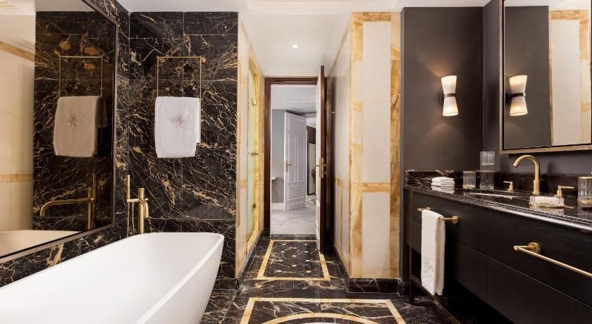 รูปของRoyal Suite, 1 Bedroom Suite, 1 King, Neptuno Fountain view, Corner room 2