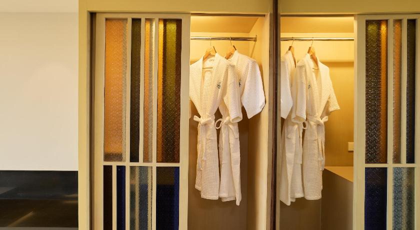 Image of Corner Deluxe Room 11