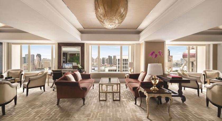 Фото: Клубный номер Horizon с кроватью размера «king-size» и видом на набережную Вайтань (Horizon Club Bund King Room) 5