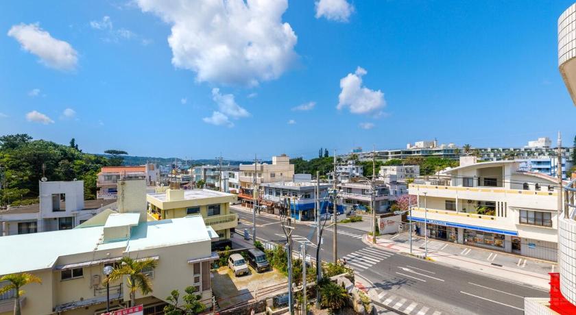 沖縄本島 A3 Maximum 8 people OK! Perfect for families and groups! Free parking for up to 2 cars! Walking dist 宿泊施設 レストラン