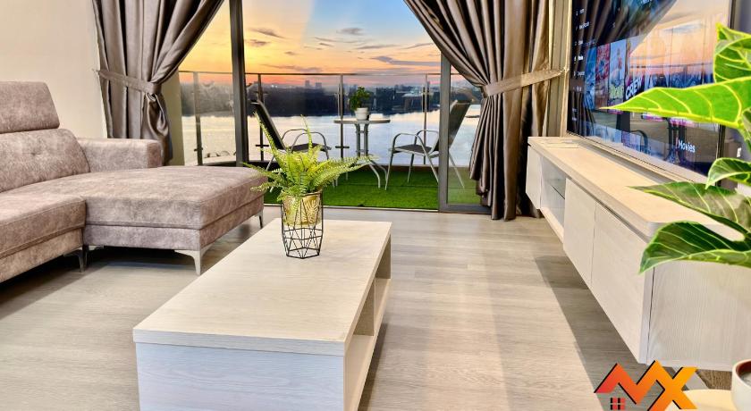 Johor Bahru Full Sea View Country Garden 6-13pax Smart TV 70inch with Netflix -CG- 5-Star Guesthouse exterior