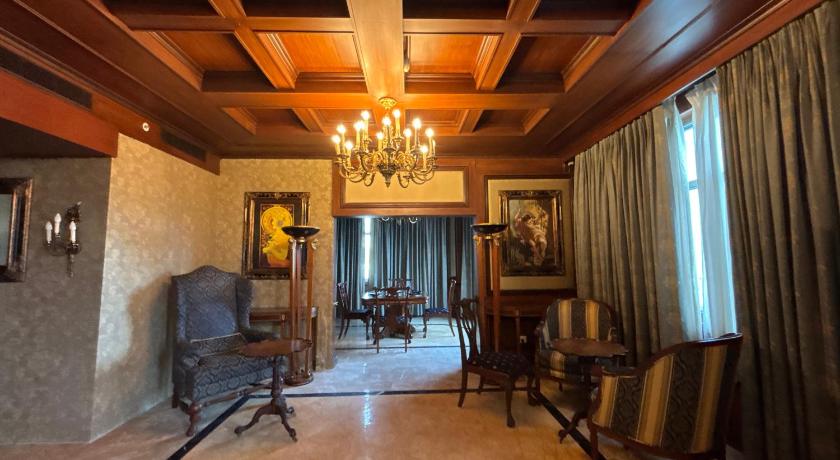 Image of Presidential Suite With Club Lounge Access & 2 Way Airport Transfer 7