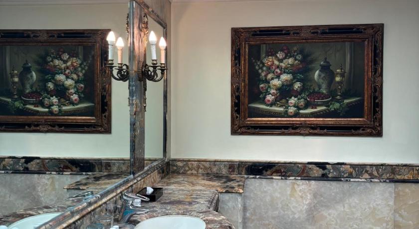 Image of Presidential Suite With Club Lounge Access & 2 Way Airport Transfer 10