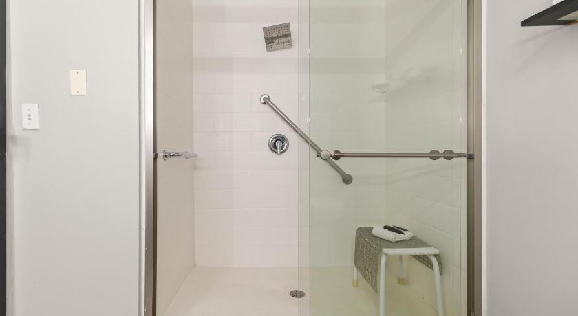 Image of Queen Room with Two Queen Beds with Hearing Accessible Roll-In Shower - Non-Smoking 2
