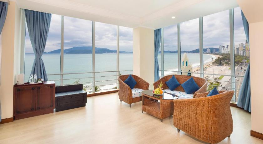 Image of suite ocean view king bed 3