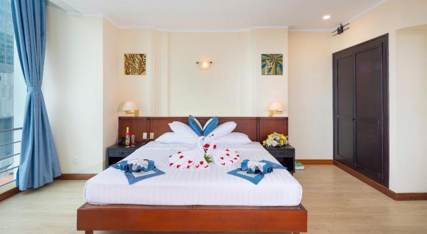Image of suite ocean view king bed 7