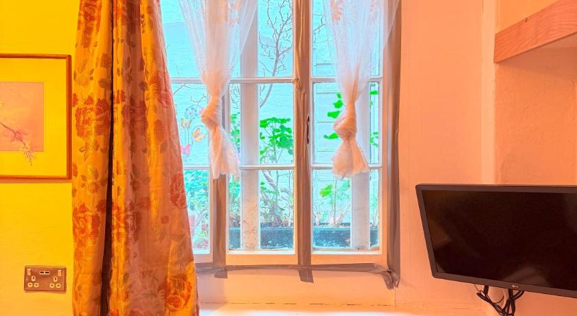 Image of Single Room with Shared Shower and Toilet 5