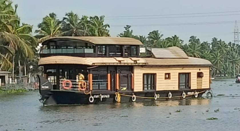Marvelous Boathouse - image 13