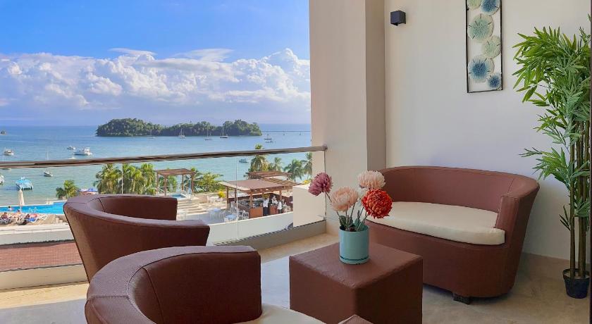 Stunning Bay View Condo, Pool