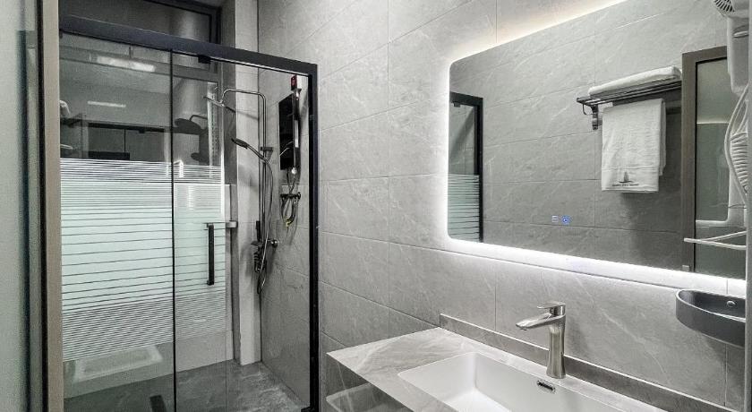 Kigali Garden Park House 5-Star Single Room pool