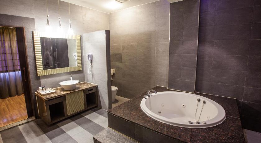 Image of Deluxe Quadruple Room 13