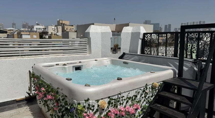 Penthouse with Jacuzzi,BBQ 2mn from sea Or Hakerem
