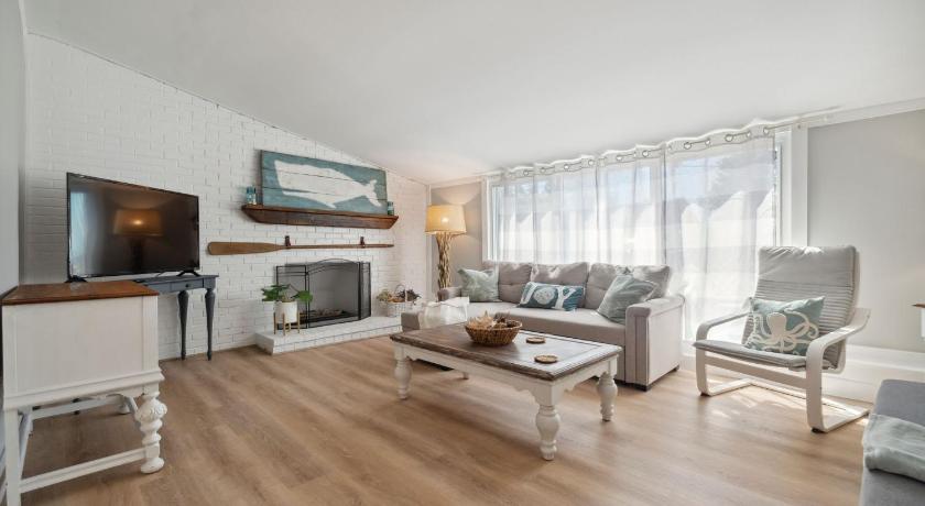 Newbury Riverside Retreat Minutes to Beach Updated Kitchen 4-Star Accommodation pool