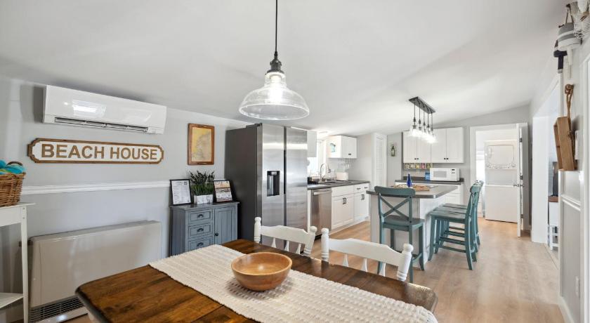 Newbury Riverside Retreat Minutes to Beach Updated Kitchen 4-Star Accommodation amenity