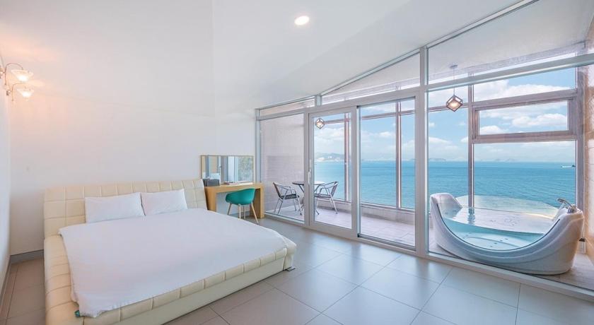 거제 생각속의 집 펜션 장목점 (Geojae Sanggaksokeui Jip Pension - Jangmok branch) 3성급 게스트하우스 레스토랑