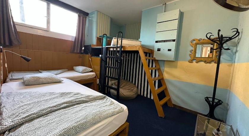 Image of Single Bed in 3-Bed Mixed Dormitory Room 0
