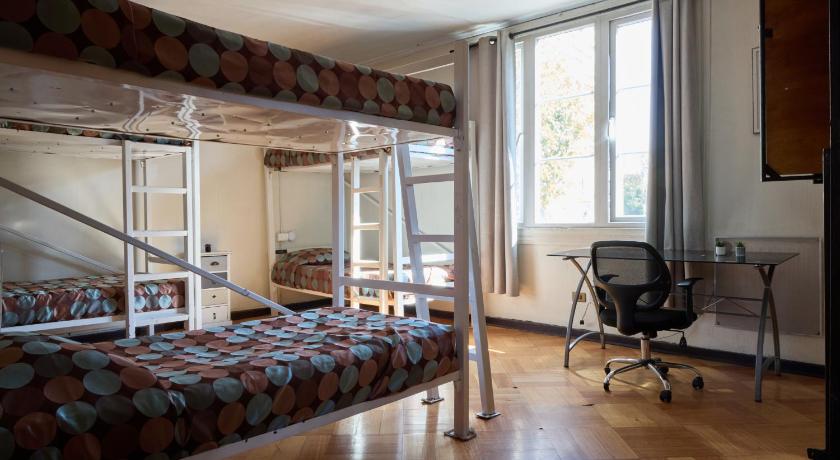 Imagen de Cama en habitación compartida mixta de 6 camas (Bed in 6-Bed Mixed Dormitory Room) 0