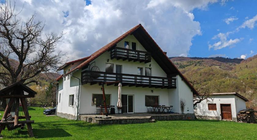 Casa Dintre Munti