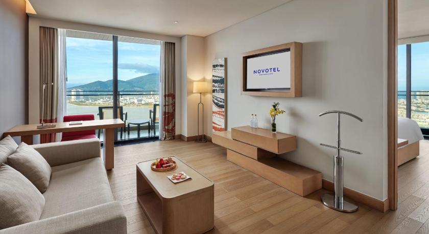 Image of Corner Suite, panoramic Han River view, bathtub , Premier Lounge Access - 1 king bed 1