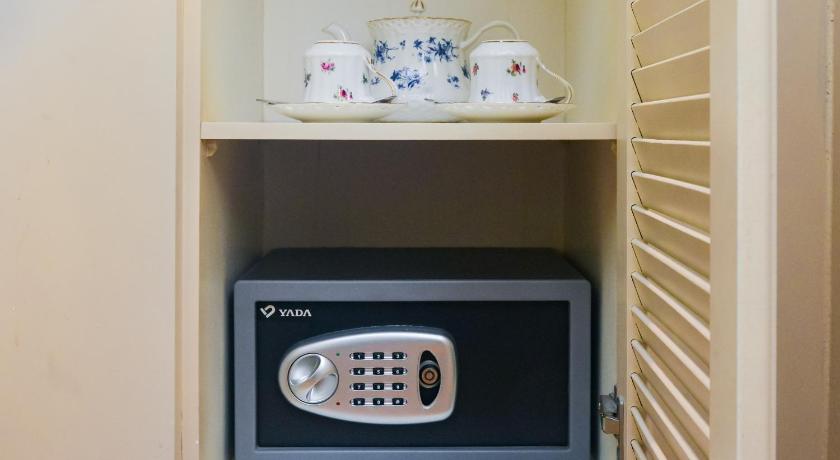 Image of Deluxe Twin 13