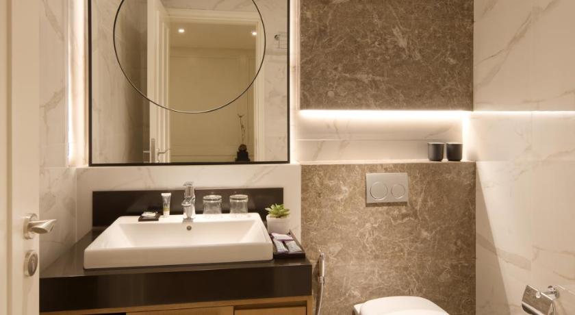 Image of Privilege Luxe Room with 1 king-size bed 4