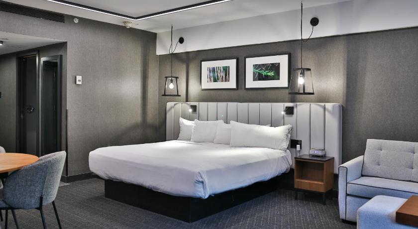 Image of Junior Suite,1 King Bed and 1 Sofabed 6