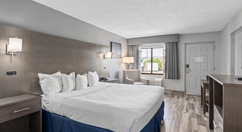 Image of 1 King Bed, Mobility Accessible Room, Bathtub w/ Grab Bars, Non-Smoking 0