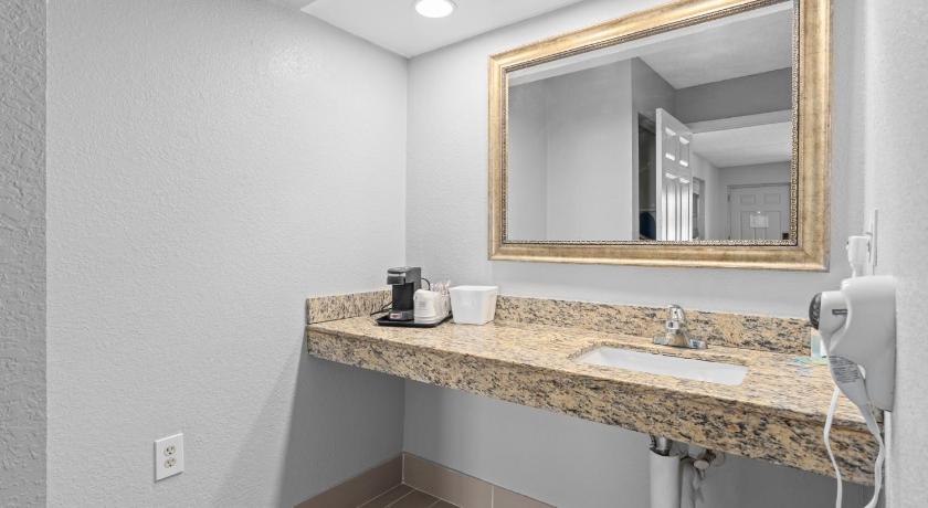 Image of 1 King Bed, Mobility Accessible Room, Bathtub w/ Grab Bars, Non-Smoking 5