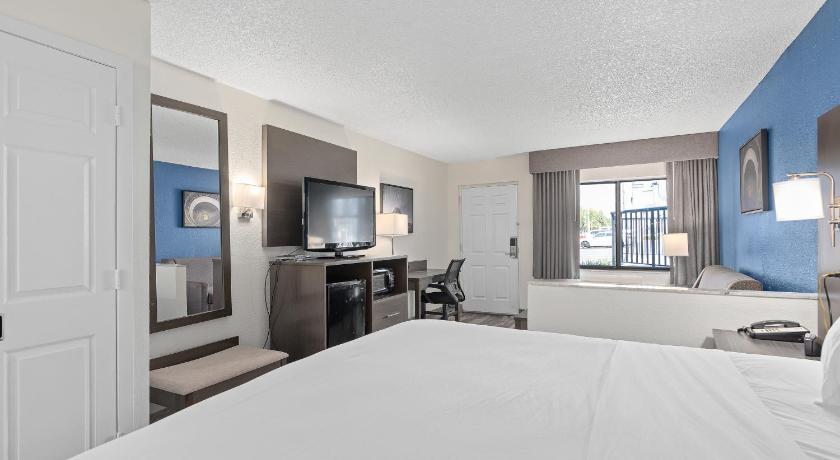 Image of 1 King Bed, Suite, Non-Smoking 3