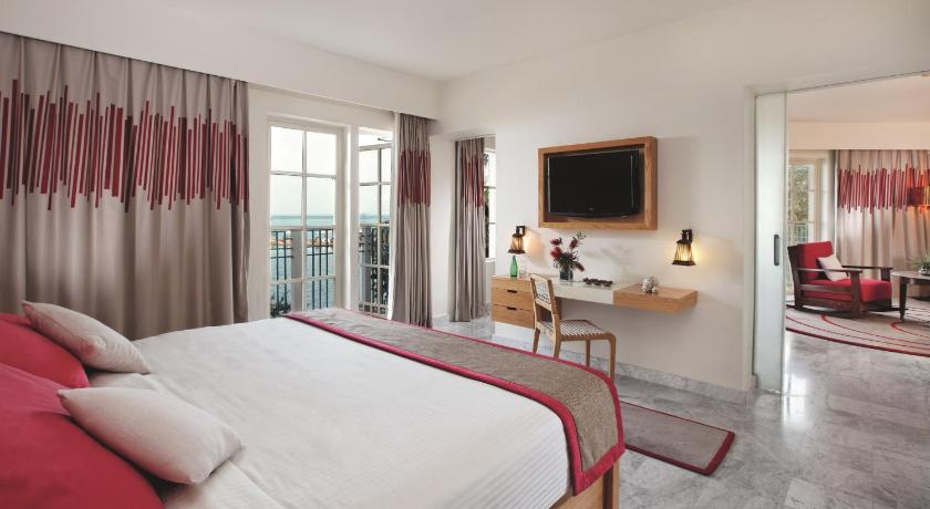 Image of Family Suite with Sea View 0