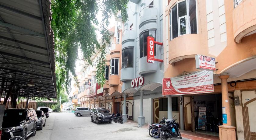 Dancenter Metropolitan Homestay Near Komplek Asia Megamas Medan - image 7