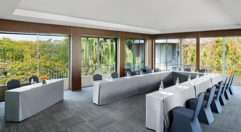 バンコク The Park Nine Hotel Srinakarin  4つ星 ホテル プール