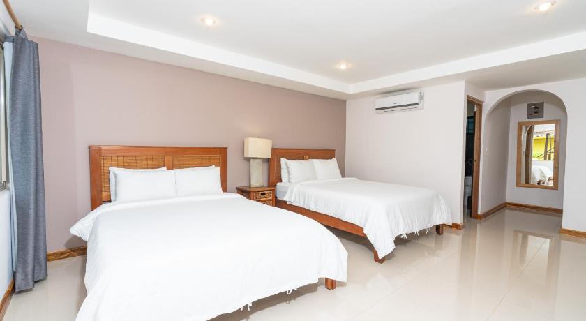 Image of Deluxe Queen Room with Two Queen Beds 8