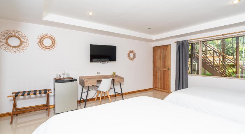 Image of Deluxe Queen Room with Two Queen Beds 4