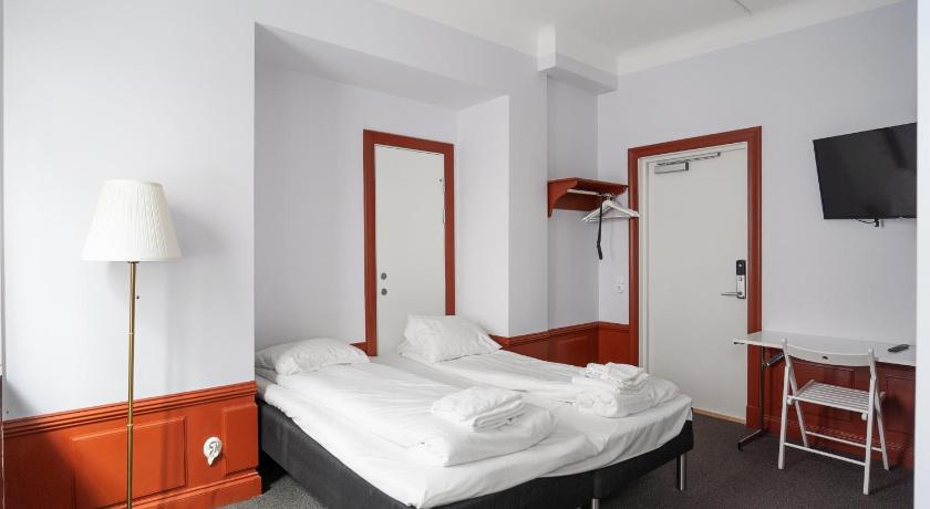 Image of Deluxe Double Room with Private Bathroom & Windows 3