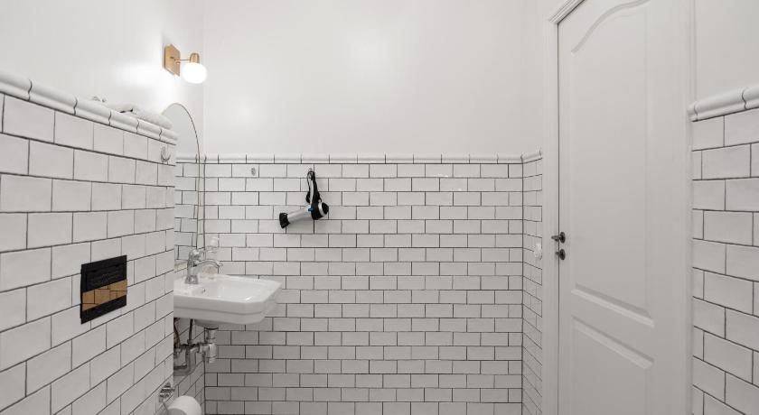 Image of Deluxe Double Room with Private Bathroom & Windows 2