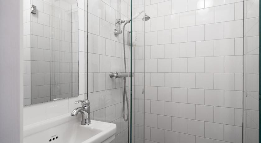 Image of Deluxe Single Room with Windows 2