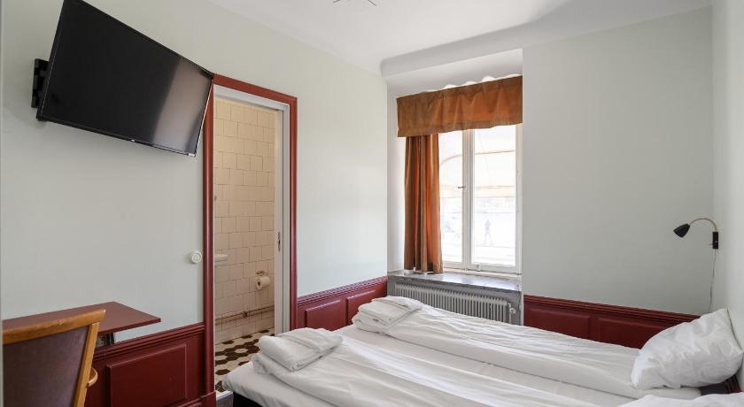 Image of Double Room with Private Bathroom & Windows 4